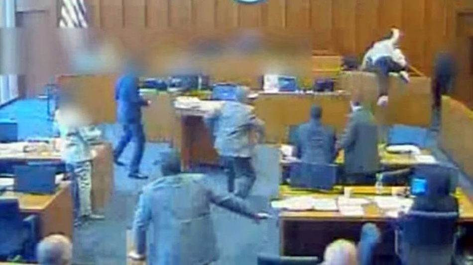 誰(shuí)都打不動(dòng)？唐斯生突內(nèi)線被里薩謝單防 約翰遜反擊上籃輕松進(jìn)